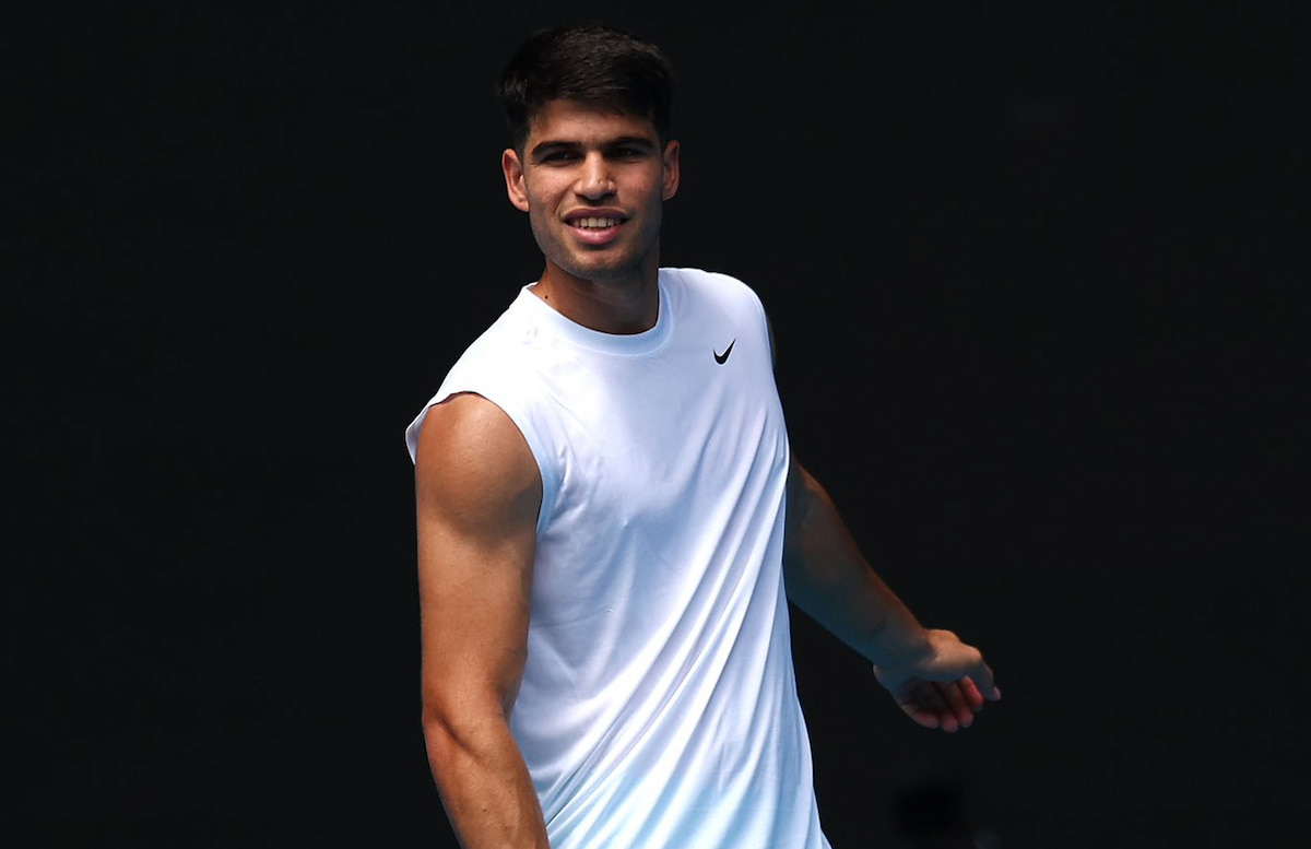 Carlos Alcaraz sonriente durante una entrevista en el Mutua Madrid Open, mostrando su evolución personal y madurez.
