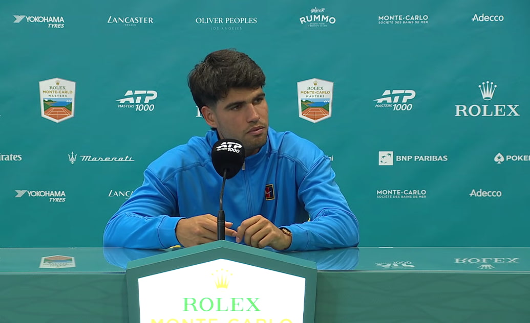 Carlos Alcaraz con gesto reflexivo durante su rueda de prensa tras vencer a Sebastián Báez en el Masters 1000 de Montecarlo.