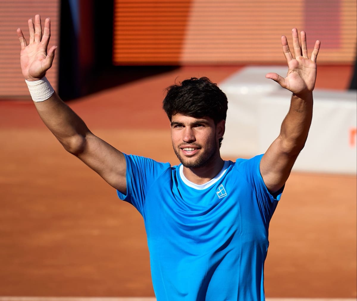 Carlos Alcaraz durante su emotiva rueda de prensa anunciando su retirada del Barcelona Open por lesión en la muñeca.