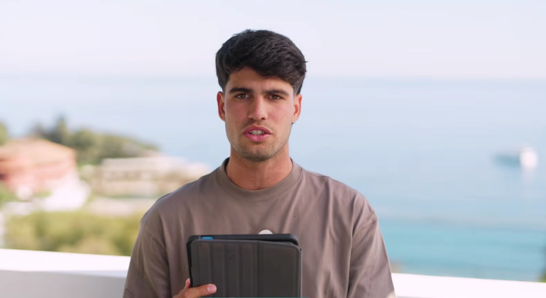 Carlos Alcaraz gesticulando con confianza durante su rueda de prensa en el Masters 1000 de Montecarlo tras vencer a Sebastián Báez.