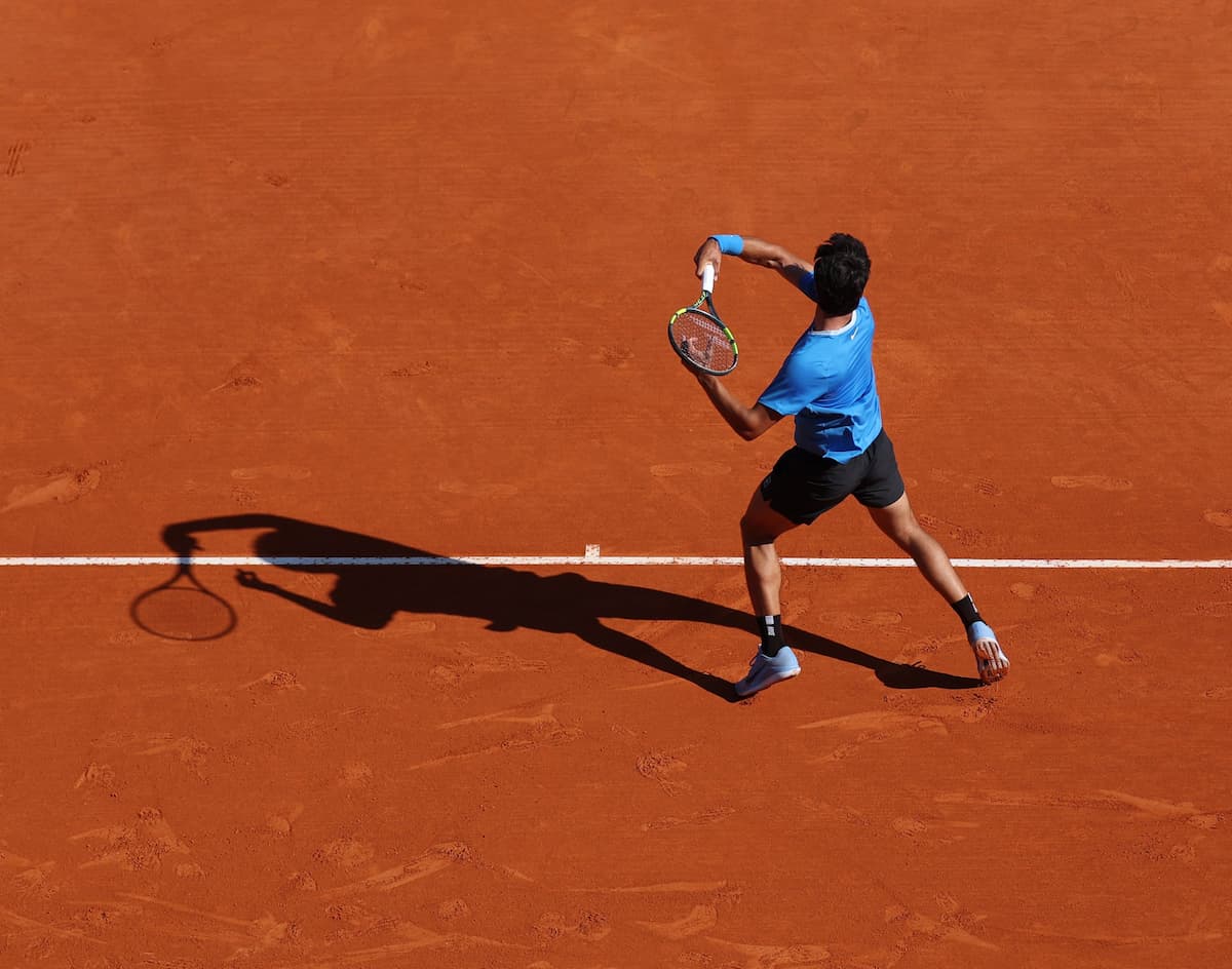 Carlos Alcaraz gesticulando seriamente durante su comparecencia ante los medios tras las semifinales de Montecarlo.