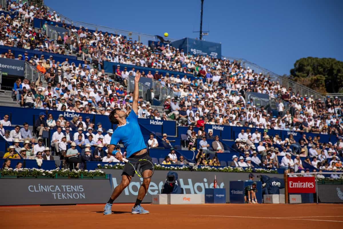 Carlos Alcaraz ejecuta un servicio durante su victoria ante Otto Virtanen en el Barcelona Open 2026.