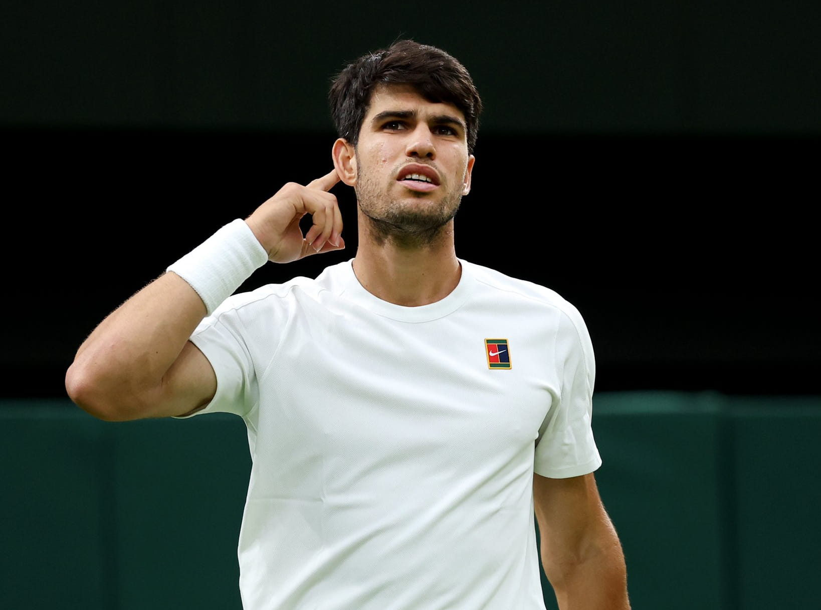 Carlos Alcaraz sonriendo durante una entrevista en Mónaco, donde analizó sus preferencias entre los grandes iconos del tenis mundial.
