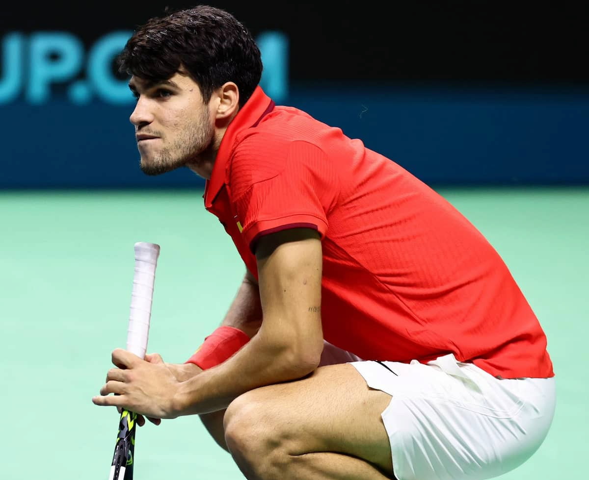 Composición que muestra a Carlos Alcaraz con signos de cansancio en Miami y a Roger Federer sonriente durante su etapa de madurez en el tour.