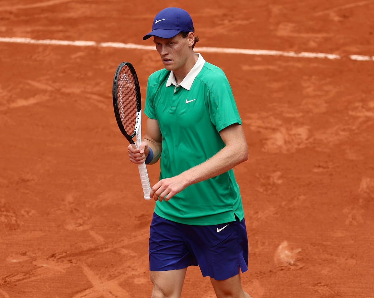 Carlos Alcaraz y Jannik Sinner concentrados antes del inicio del Masters 1000 de Montecarlo 2026, representando la lucha por el liderazgo del ranking ATP.