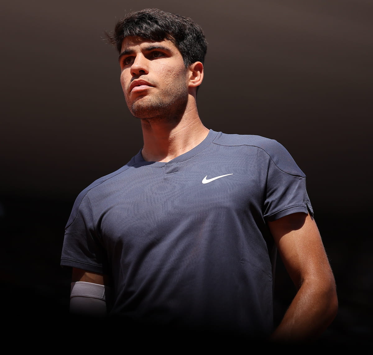 Carlos Alcaraz durante una rueda de prensa, dejando ver la protección