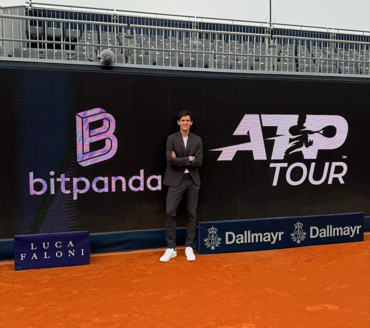 Un joven Dominic Thiem y Roger Federer compartiendo un momento en la cancha de entrenamiento.