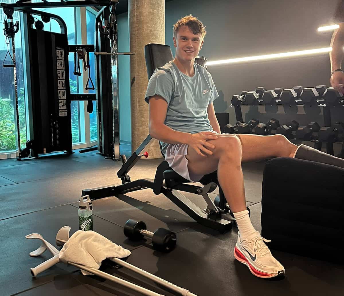 Holger Rune entrenando con intensidad en pista tras su cirugía de tendón de Aquiles, preparándose para su regreso en mayo de 2026.