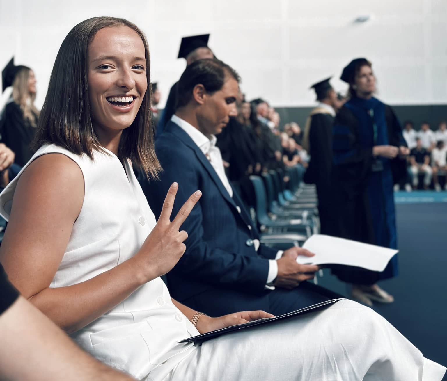 Iga Swiatek conversando intensamente durante una sesión de entrenamiento, ilustrando su nueva etapa con Francis Roig.