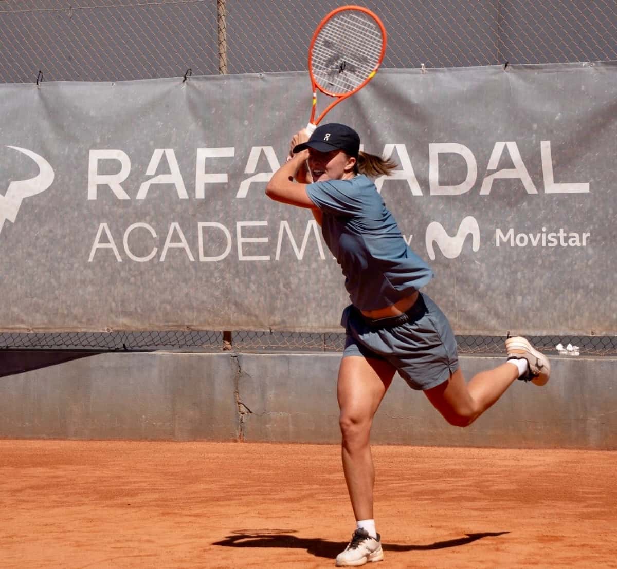 Iga Swiatek conversando con Rafael Nadal y Francis Roig durante una sesión de entrenamiento en Manacor.