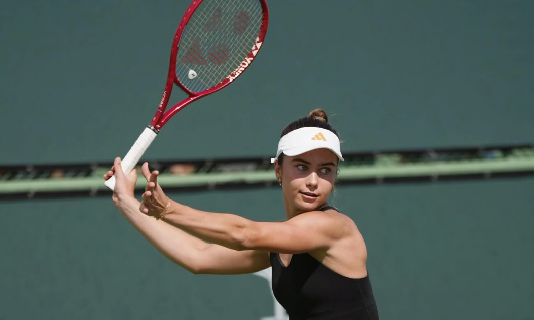 Retrato de la joven Iva Jovic en competencia, con una expresión de máxima concentración que evoca la intensidad competitiva de su mentor, Novak Djokovic.