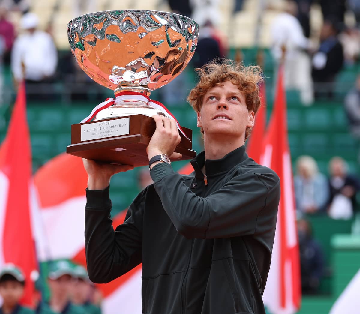 Jannik Sinner con el trofeo de Montecarlo frente a los micrófonos en la sala de prensa del Monte-Carlo Country Club.