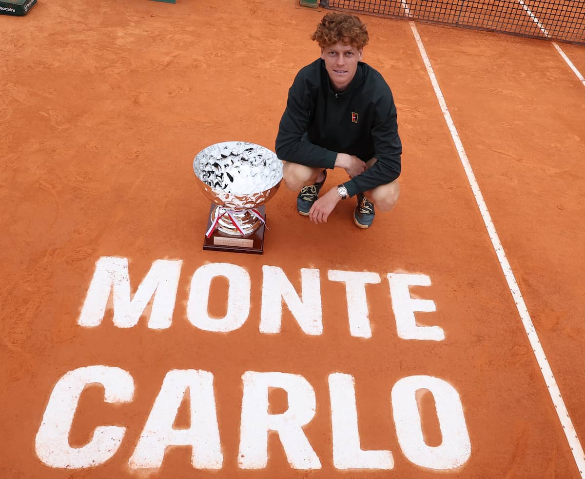 Jannik Sinner celebrando su título en el Masters 1000 de Montecarlo, cubierto de polvo de ladrillo tras vencer a Alcaraz.