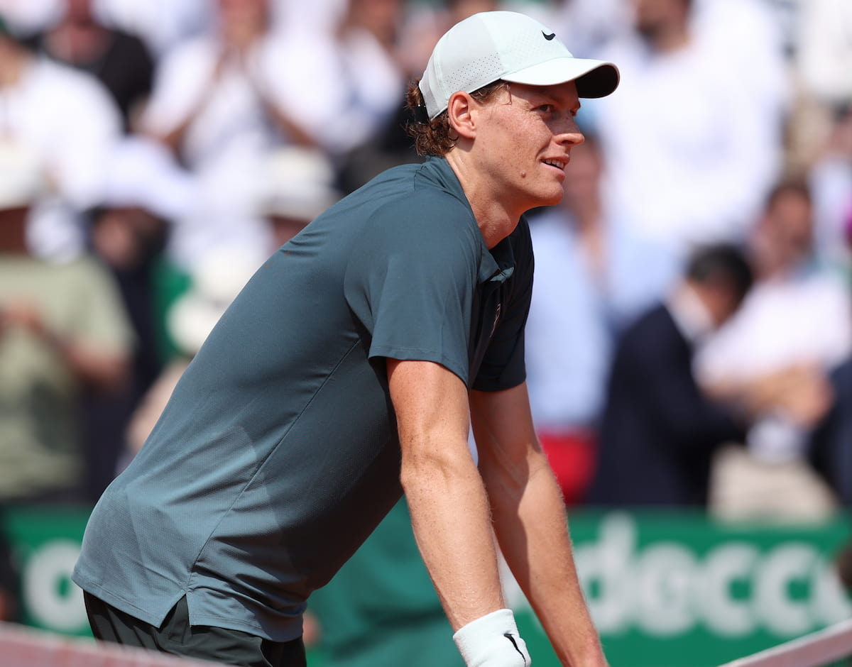 Jannik Sinner atendiendo a los medios de comunicación tras su victoria en semifinales del Masters 1000 de Montecarlo.
