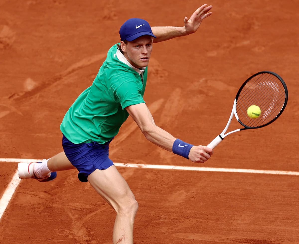 Jannik Sinner ejecutando una derecha con alto impacto y profundidad durante el Masters 1000 de Miami, ilustrando el análisis técnico de Rennae Stubbs.