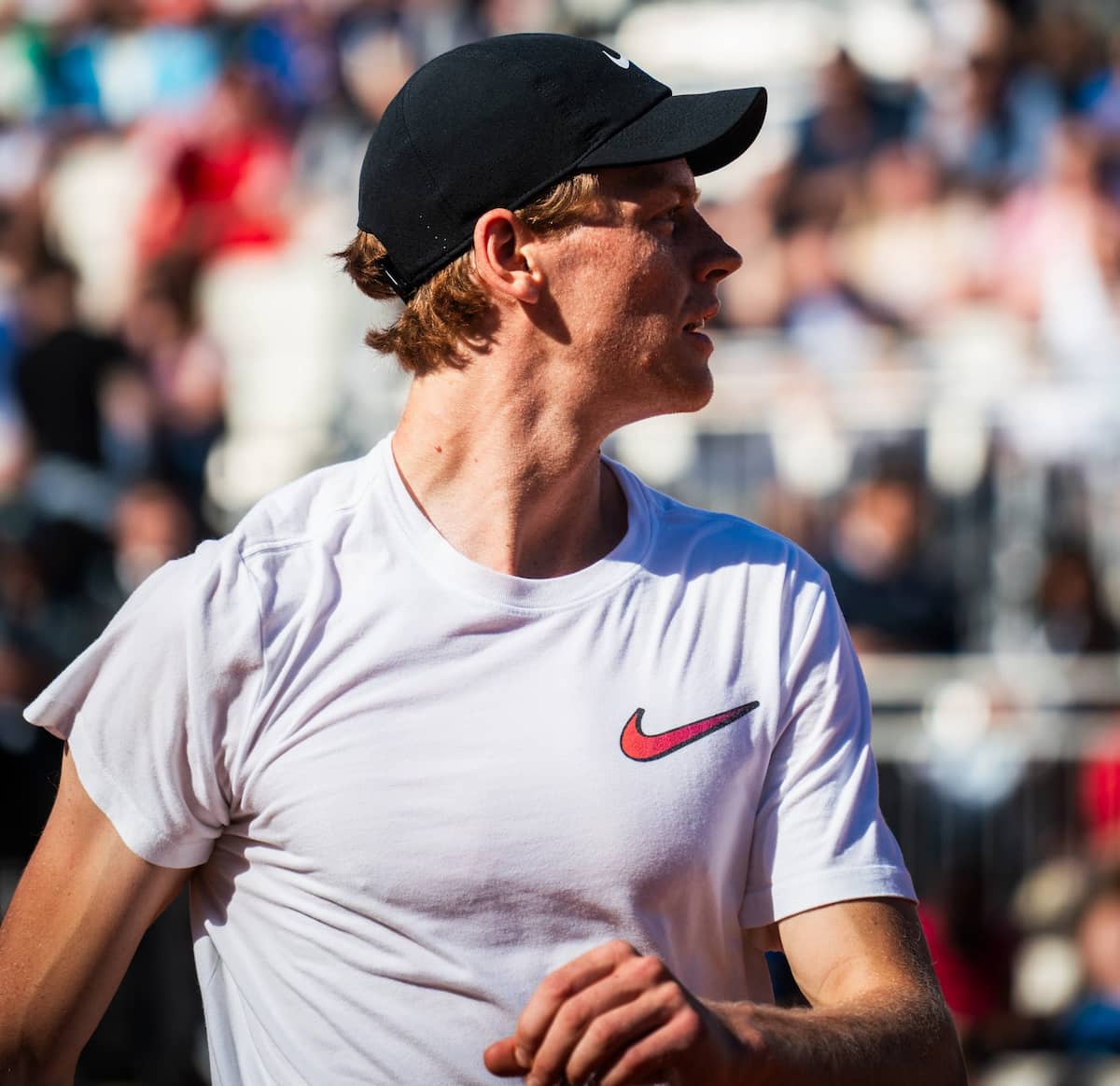 Jannik Sinner celebrando un punto en tierra batida, enfocado en el Madrid Open 2026.