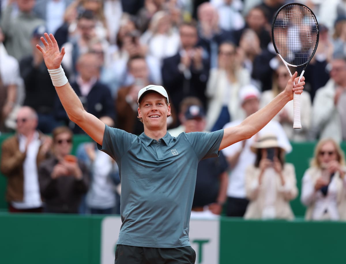 Jannik Sinner con gesto de máxima concentración durante la final de Montecarlo, comparado con la intensidad característica de Rafa Nadal.