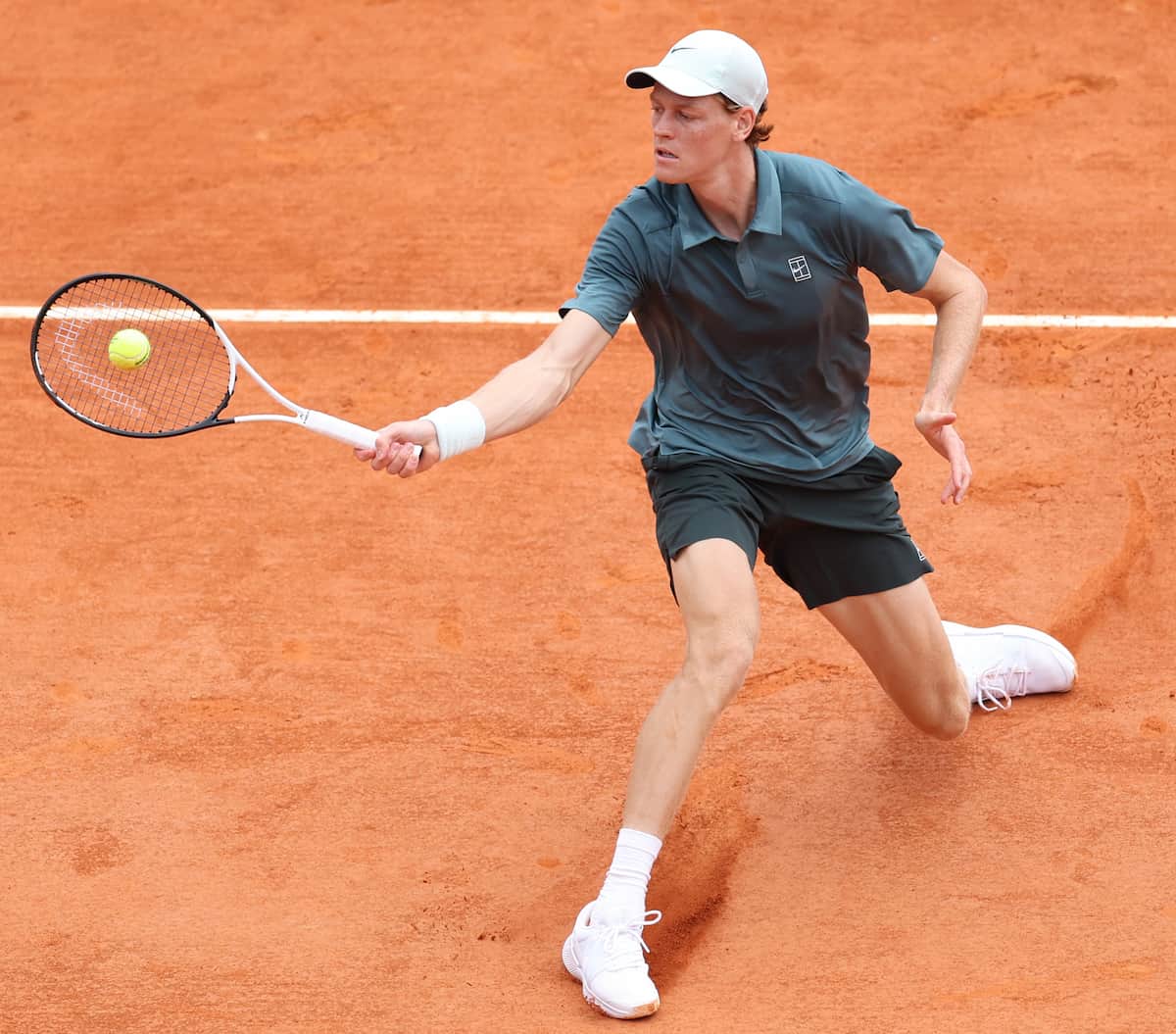 Jannik Sinner hablando con confianza tras su primera victoria en la arcilla de Montecarlo, visualizando la gira europea.