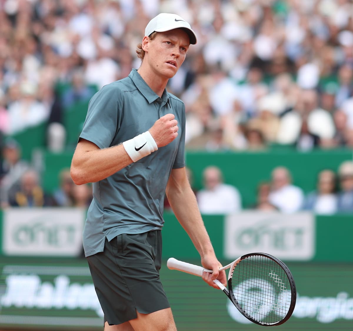 Jannik Sinner celebra un punto clave con el puño cerrado durante la final del Masters 1000 de Montecarlo 2026.