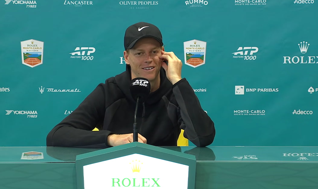 Jannik Sinner celebrando con un gesto medido tras su victoria 13-0 en Masters 1000, reflejando su dominio actual.