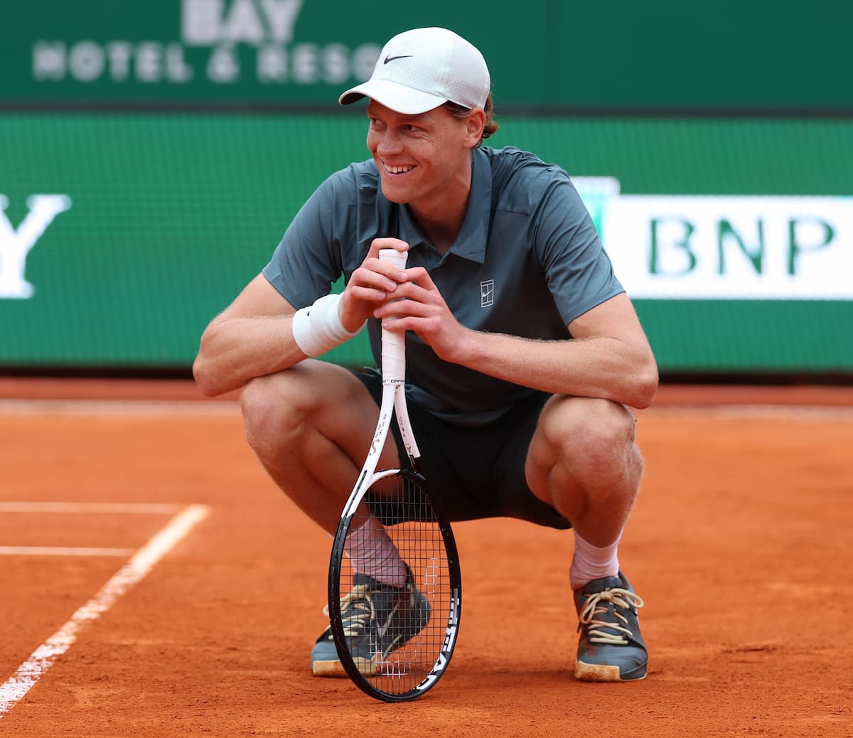 Jannik Sinner con gesto de máxima concentración durante un entrenamiento en tierra batida.