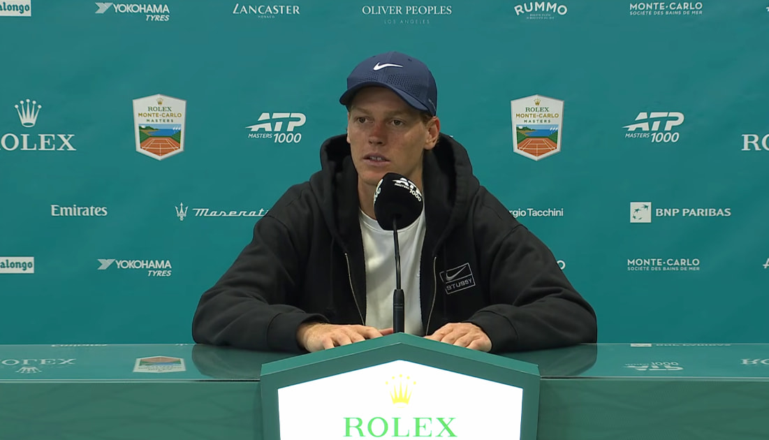 Jannik Sinner gesticulando seriamente durante una rueda de prensa en el Masters 1000 de Montecarlo 2026.