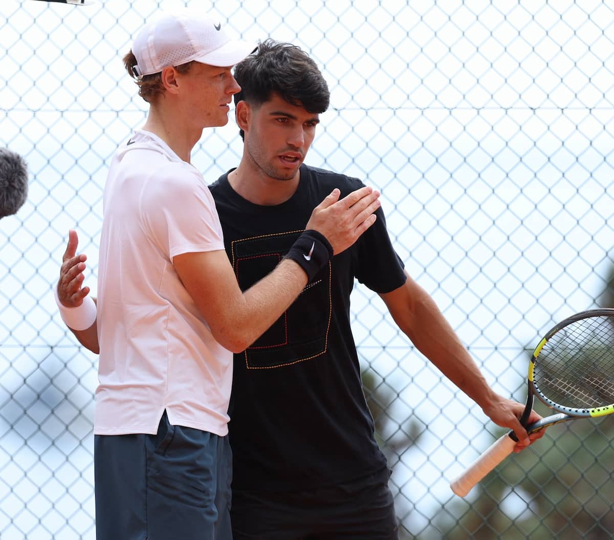 Jannik Sinner con semblante reflexivo durante su atención a los medios en el Masters 1000 de Montecarlo 2026.