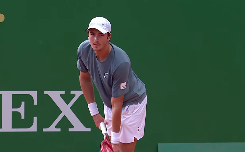 Joao Fonseca en posición de resto, con la mirada fija y llena de concentración, durante su debut victorioso en el Masters 1000 de Montecarlo 2026.