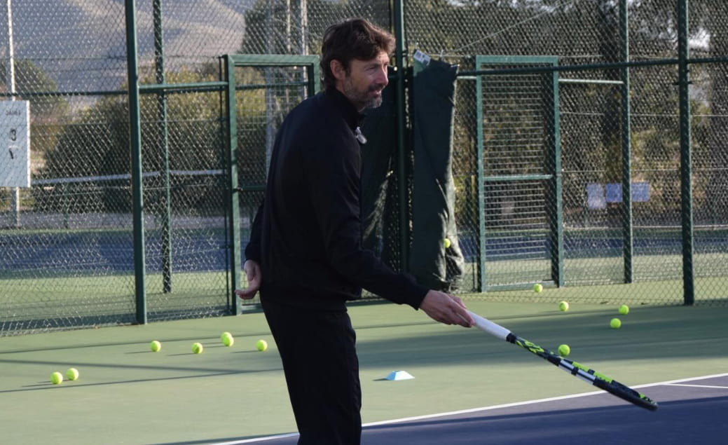 Juan Carlos Ferrero gesticulando durante una entrevista, analizando el panorama competitivo de la ATP y la rivalidad Alcaraz-Sinner.