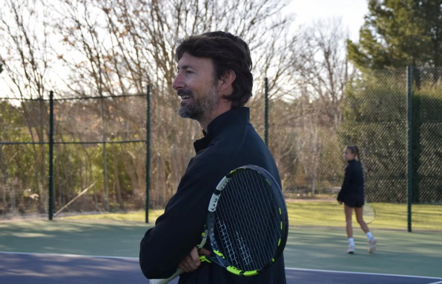 Juan Carlos Ferrero posando con elegancia, reflexionando sobre su etapa como entrenador y su presente en la academia Equelite.