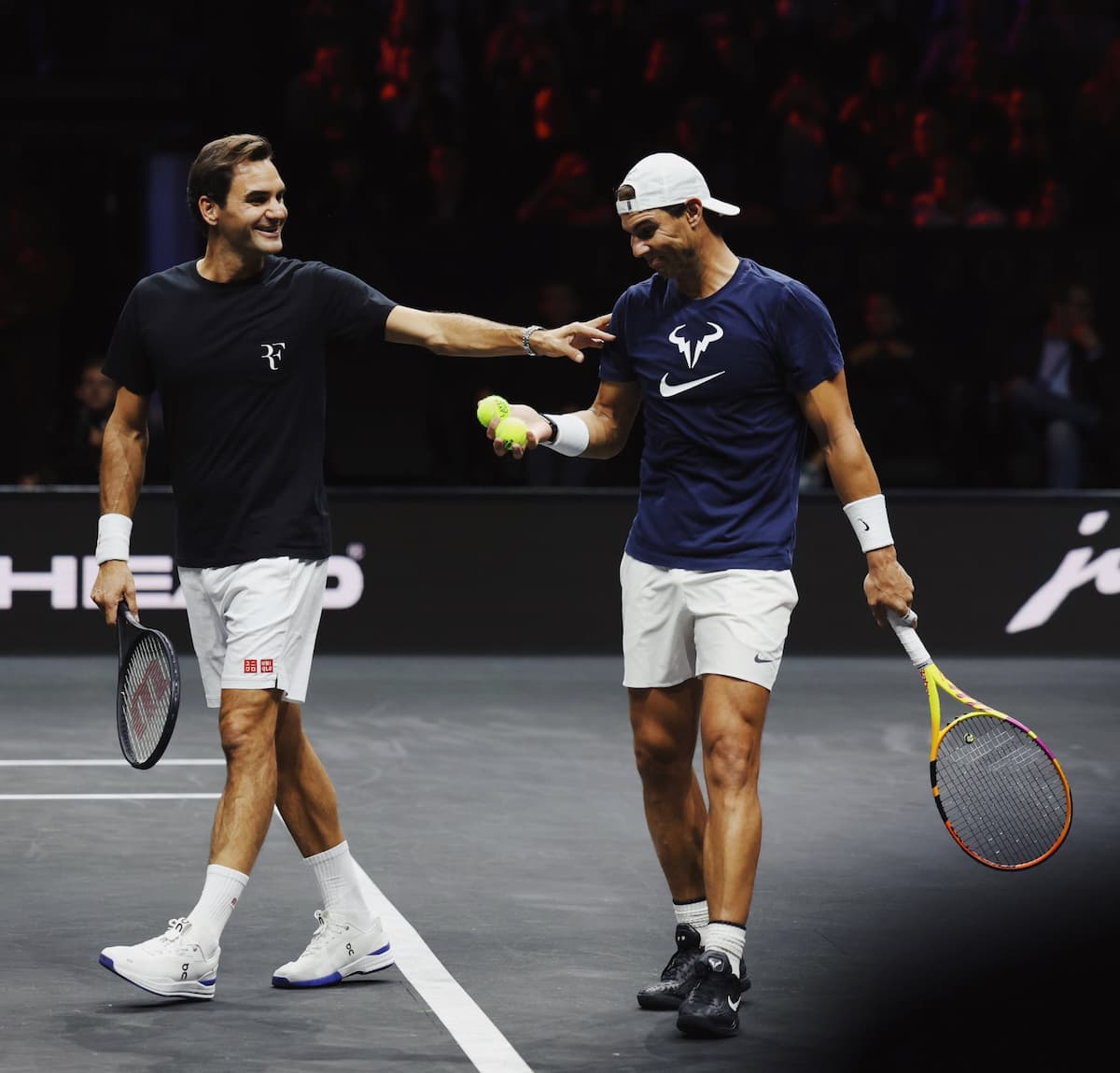 Juan Ignacio Chela durante un partido contra Roger Federer, mostrando la intensidad de la competencia en el circuito ATP.