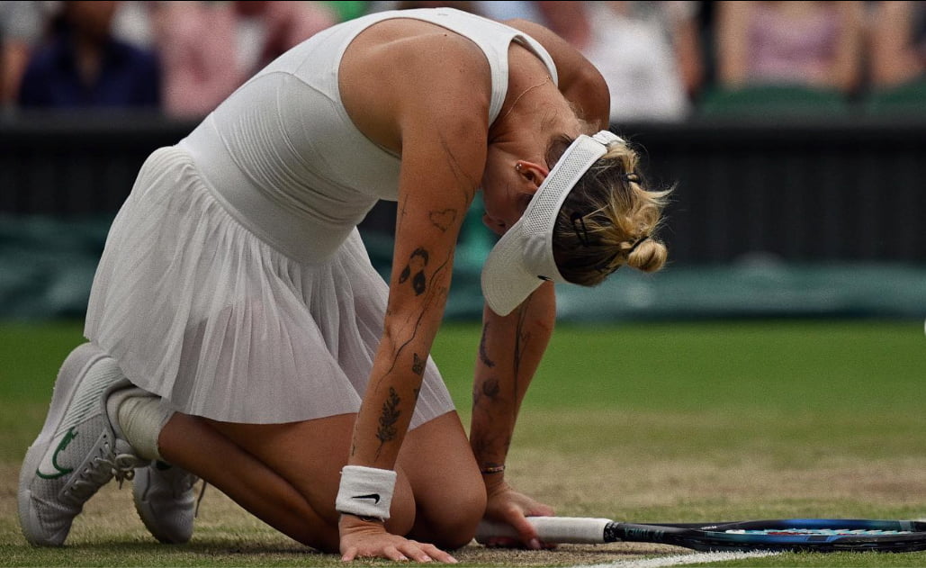 Marketa Vondrousova en la cancha con un gesto de profunda angustia, cubriéndose la boca con las manos, ilustrando su crisis de ansiedad generalizada.