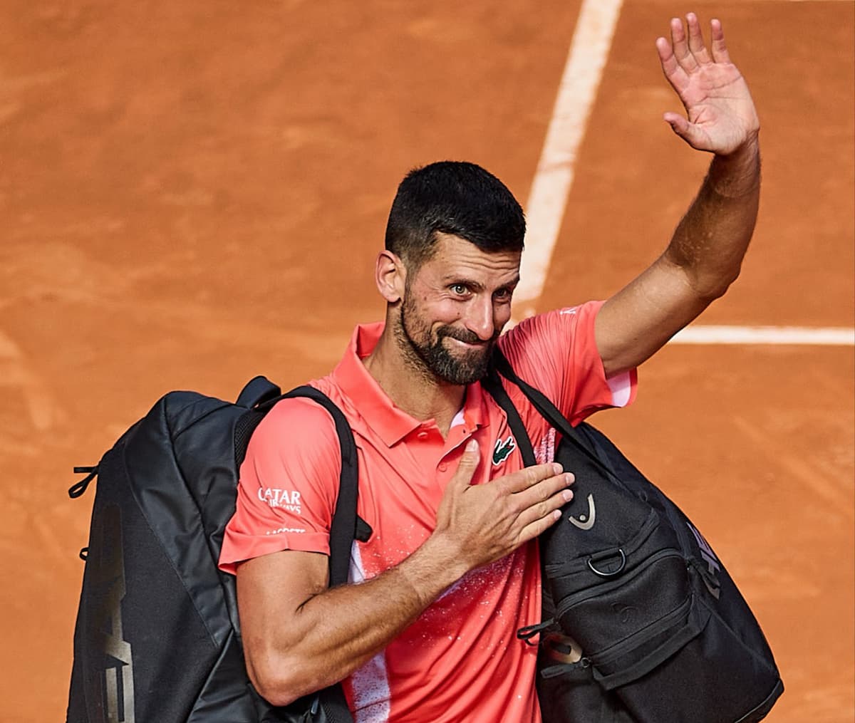 Novak Djokovic durante una entrevista en Madrid confirmando su lesión de hombro y sus dudas para Roland Garros.