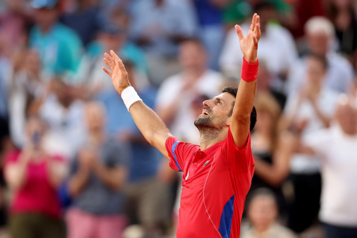 Novak Djokovic luciendo elegante en la alfombra roja de los Premios Laureus 2026, con una expresión de serenidad y determinación al hablar de su futuro competitivo.