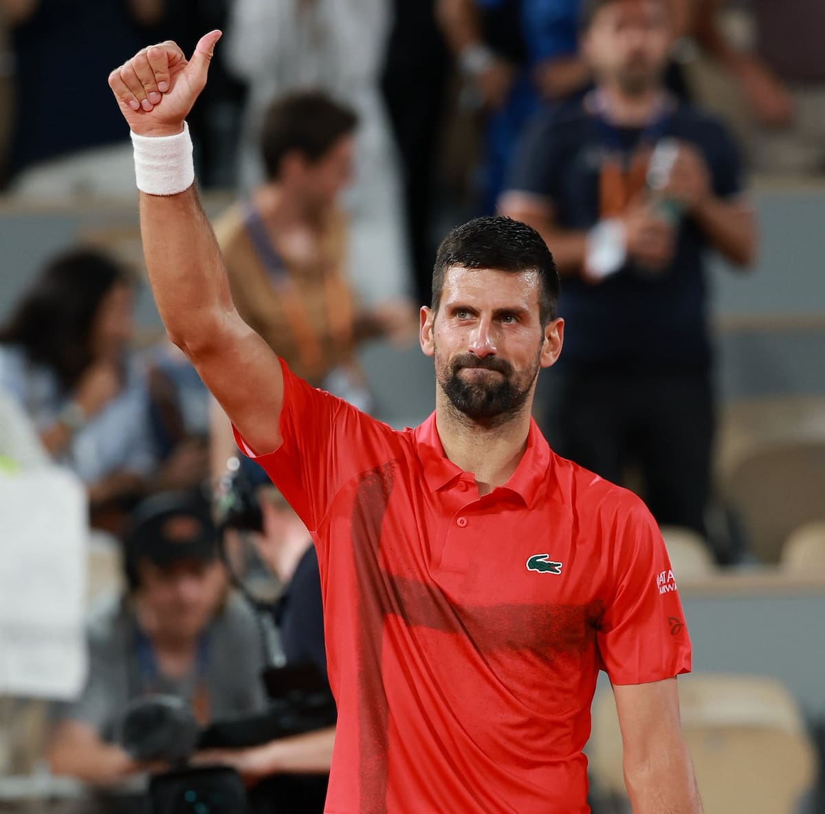 Novak Djokovic luciendo la nueva indumentaria Lacoste en color ocre para Roland Garros 2026.