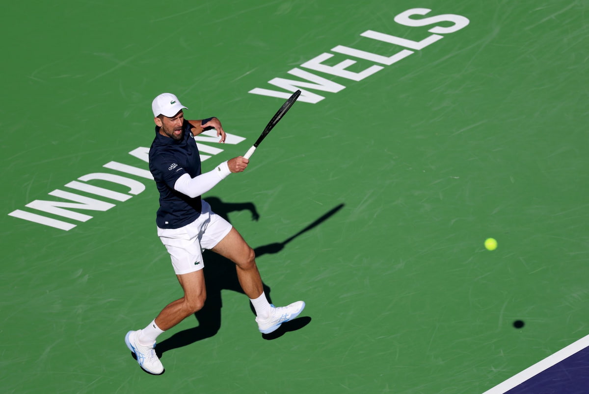 Novak Djokovic sonriendo durante un entrenamiento, simbolizando su motivación por competir contra la nueva generación de tenistas.