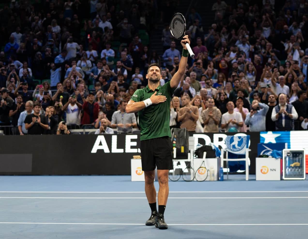 Novak Djokovic celebrando un punto, simbolizando su dominio histórico en el ranking mundial de tenis.
