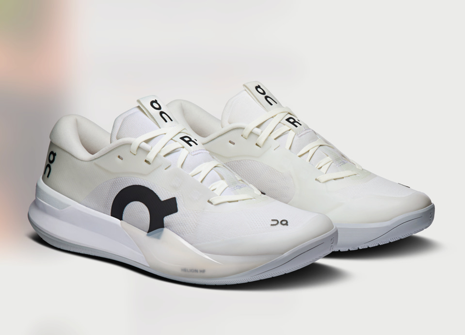 Primer plano de la entresuela de la On THE ROGER Pro 3, destacando la estructura de la espuma Helion y el acabado premium de la marca suiza.