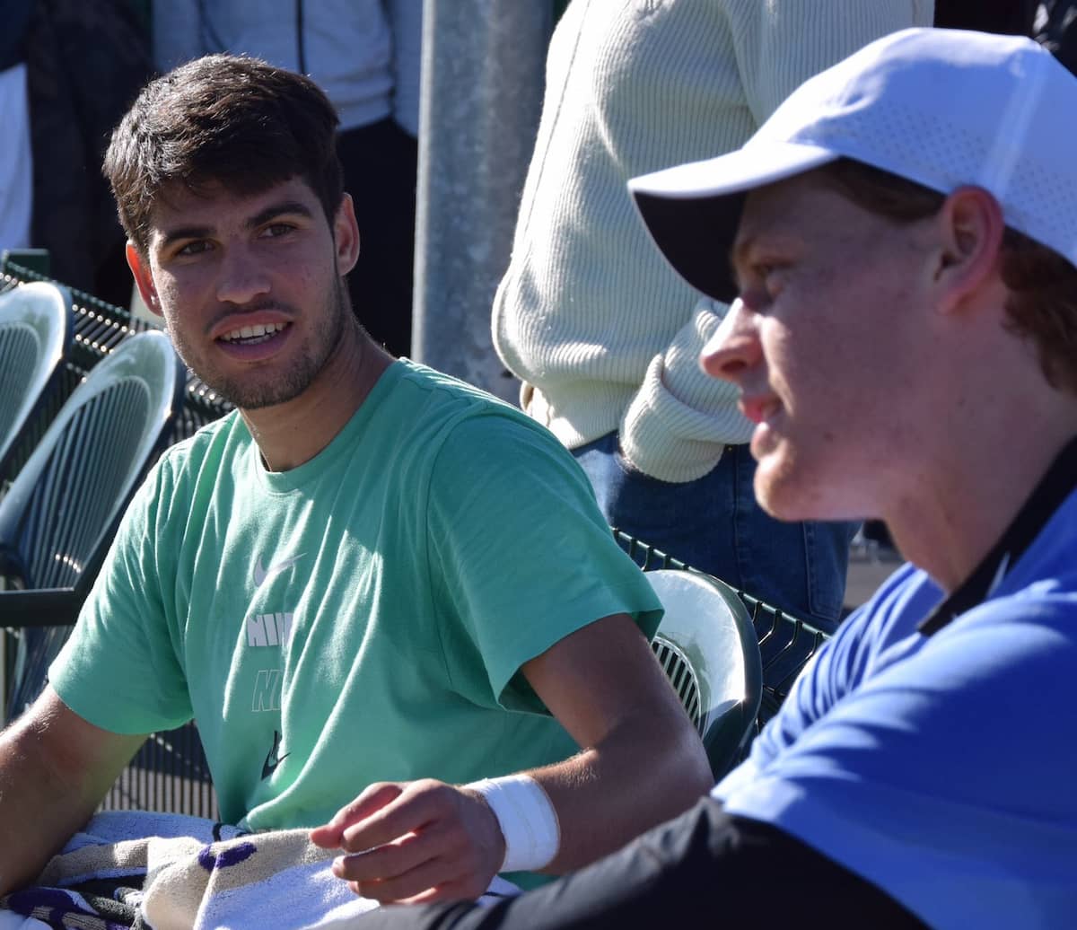 Foto original bajada del X de Carlos Alcaraz, mostrando a Carlos y Jannik Sinner entrenando juntos en una pista de tenis, sonriendo tras una práctica.