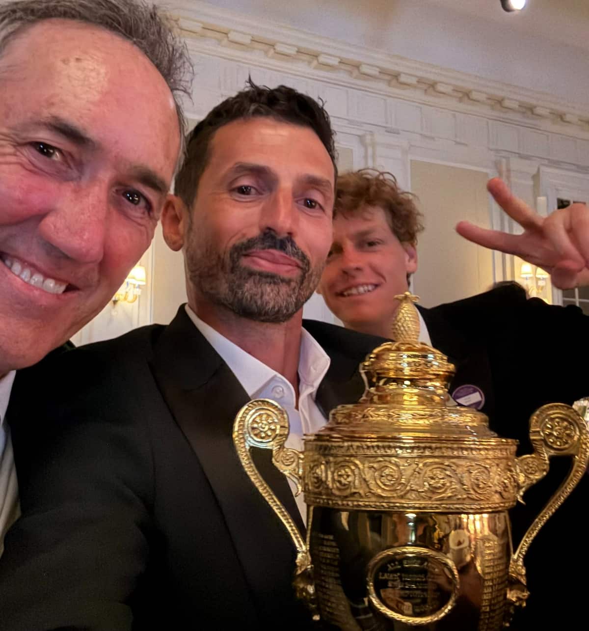 Simone Vagnozzi observando atentamente un entrenamiento de Jannik Sinner, reflejando su rol de líder táctico y exigencia profesional.