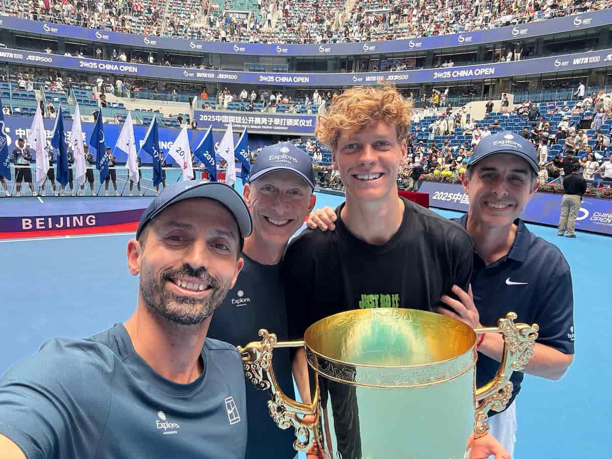 Simone Vagnozzi dándole instrucciones tácticas a Jannik Sinner durante una sesión de entrenamiento en el Masters 1000 de Montecarlo.