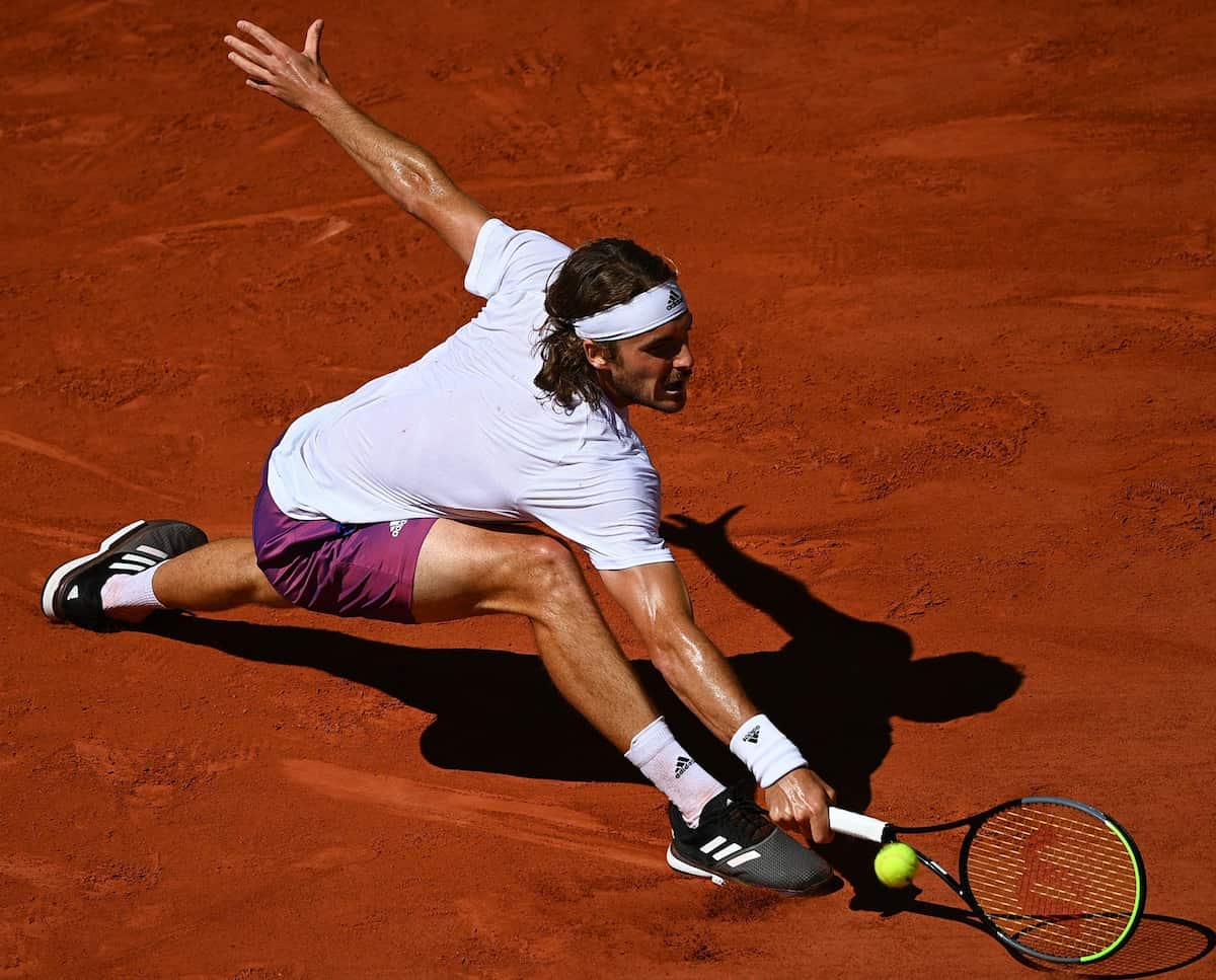 Stefanos Tsitsipas con gesto de dolor y frustración, representando la tensión vivida tras las declaraciones de su exentrenador Goran Ivanisevic.