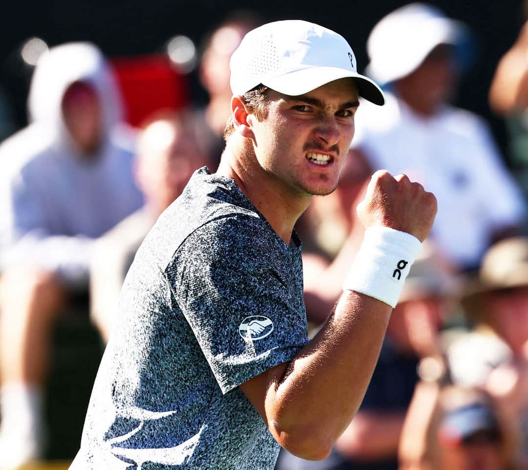 Toni Nadal observando desde la grada con gesto analítico durante un torneo de la ATP.